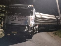 Jalur Parigi-Selasari Lumpuh Total Gegara Trailer Tronton Bermuatan Siplen Beton Amblas