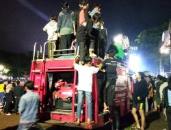 Bahaya, Banyak Warga yang Nonton Acara Safari Budaya KDM di Atas Mobil Damkar