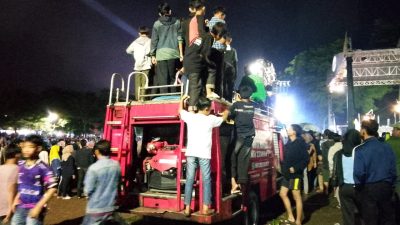 Bahaya, Banyak Warga yang Nonton Acara Safari Budaya KDM di Atas Mobil Damkar