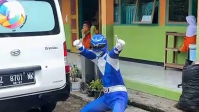 Pembagian Makanan Bergizi di Banjar Dikemas Kreatif, Power Ranger Jadi Daya Tarik Siswa
