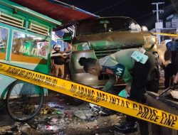 Hilang Kendali, Minibus Hantam Gerobak Baso dan Motor di Banjar, 4 Orang Kritis