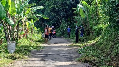 Wujud Peduli Lingkungan, Pemuda Kalaparea RW 09 Gelar Aksi Jumat Bersih di Ruas Jalan Pondok Tisuk–Kalaparea