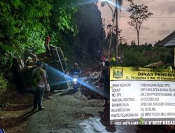 Proyek Dinas Pendidikan Diprotes, Penumpukan Material di Ruas Jalan Pondoktisuk-Kalaparea Sebabkan Kendaraan Terperosok