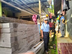 DPD BAPERA Kabupaten Sukabumi Gotong Royong Bongkar Rumah Jompo di Kalaparea, Nagrak