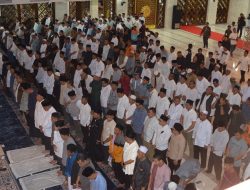 Bupati Bogor Salat Subuh Berjamaah di Masjid Raya Nurul Wathon