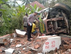 Truk Bermuatan Mie Instan Terguling di Banjar, Polisi Langsung Olah TKP