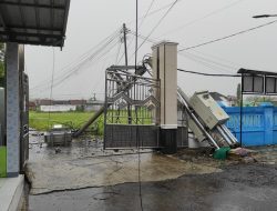 Diterjang Angin Kencang, Tiang Listrik di Mangunjaya Pangandaran Roboh