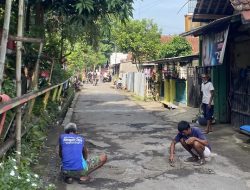 Tak Tunggu Pemerintah, Warga RW 07 Banjar Swadaya Perbaiki Jalan Lingkungan