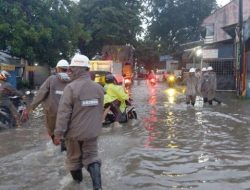 Respon Cepat Brimob Polda Jabar Tangani Dampak Hujan di Cirebon