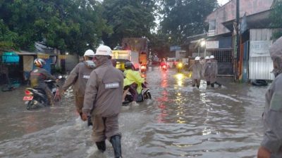 Respon Cepat Brimob Polda Jabar Tangani Dampak Hujan di Cirebon