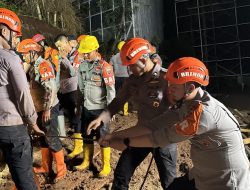 Brimob Polda Jabar Evakuasi Enam Korban Longsor di Sumedang