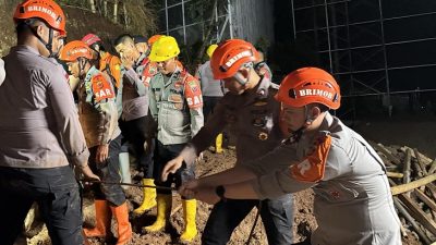 Brimob Polda Jabar Evakuasi Enam Korban Longsor di Sumedang