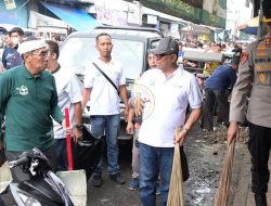 Tak Mau Seremonial, Kapolres Banjar Pilih Angkat Sampah Sendiri di Pasar