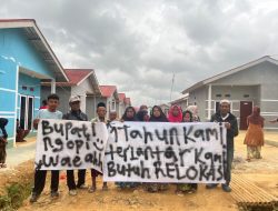 “Bupati Ngopi Wae Ahh”, Aksi Protes Warga Lembursawah Sukabumi Tagih Janji Relokasi