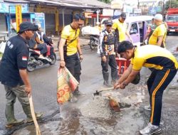 Jumat Bersih ala Polsek Nagrak, Gotong Royong Bersihkan Drainase dan Tambal Jalan