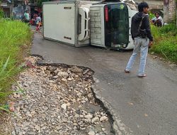 Diduga Kaget Hindari Jalan Berlubang, Mobil Box Es Krim Oleng dan Terguling di Sukabumi