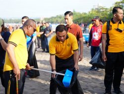 Kapolda Jabar Pimpin Aksi Bersih-Bersih Pantai Pangandaran
