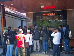 Potret Buram Pelayanan Publik: Audiensi Puluhan Warga di Kejaksaan Negeri Kabupaten Sukabumi Digelar di Depan Pintu