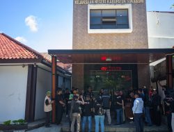 Audiensi Digelar Berdiri di Pintu Pelayanan, Ideasmuda Pertanyakan Komitmen Kejari Sukabumi pada Dialog Publik