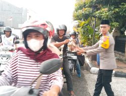 Polres Banjar Gandeng Komunitas, 1.000 Takjil Dibagikan untuk Pengendara di Simpang Soponyono