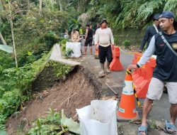 Tengah Ancaman Longsor, Gotong Royong Warga Cikapundung Jaga Akses Tetap Terbuka