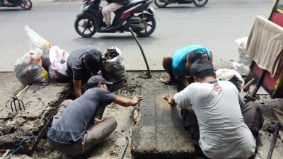 Saluran Ditutup Warga, Banjir Menggenang di Jalan Raya Bojonggede–Cilebut