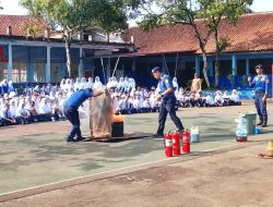 Nostalgia Ke SMP Negeri 1 Cigombong, Yudi Santosa Lakukan Simulasi cara padamkan Api Pada Gas Melon Sekaligus Pantau Pendaftaran PPDB Hari Pertama