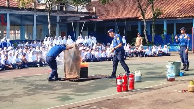Nostalgia Ke SMP Negeri 1 Cigombong, Yudi Santosa Lakukan Simulasi cara padamkan Api Pada Gas Melon Sekaligus Pantau Pendaftaran PPDB Hari Pertama