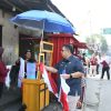 Menggugah Kembali Rasa Cinta Tanah Air, Kadis DPMD Kabupaten Bogor Bersama Camat Cigombong Bagi Bagi Bendera Merah Putih Kepada Masyarakat Dan Pengguna Jalan.