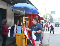 Menggugah Kembali Rasa Cinta Tanah Air, Kadis DPMD Kabupaten Bogor Bersama Camat Cigombong Bagi Bagi Bendera Merah Putih Kepada Masyarakat Dan Pengguna Jalan.